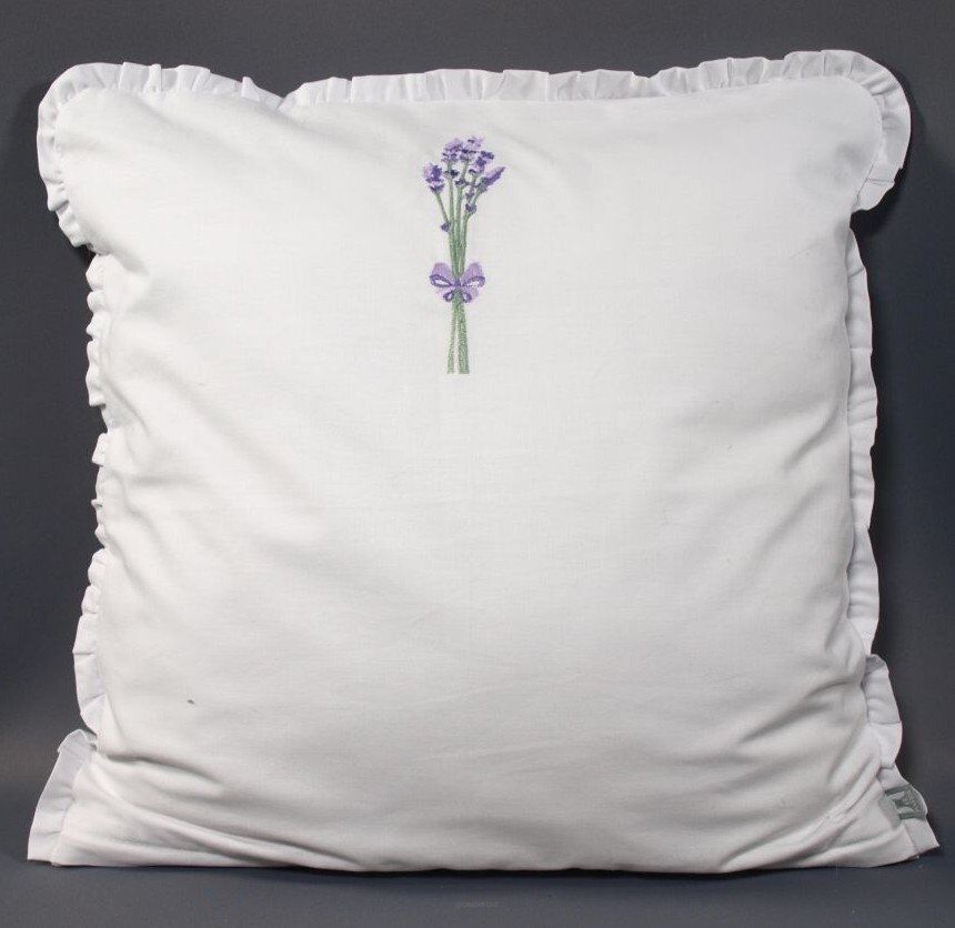 Elegancka poszewka z włoskiej satyny z haftem lawendy 40x40